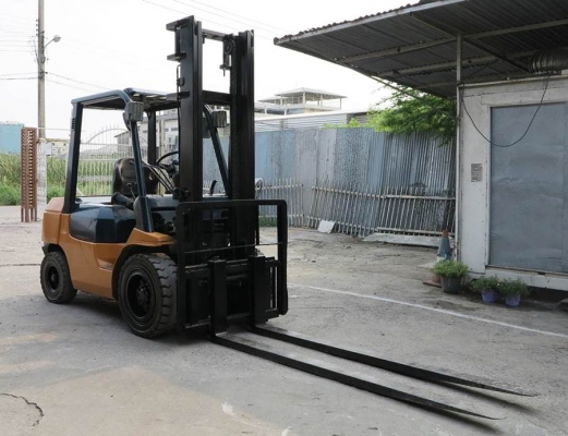 รถยกดีเซล ขนาด 3 ตัน เสาสูง 4 เมตร งายาว 2.3 เมตร TOYOTA 7FD30