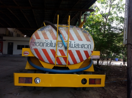 รถน้ำ  6  ล้อ