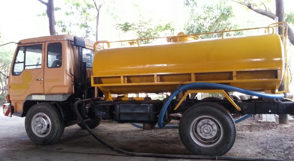 รถน้ำ  6  ล้อ