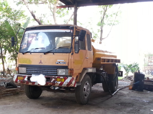 รถน้ำ  6  ล้อ