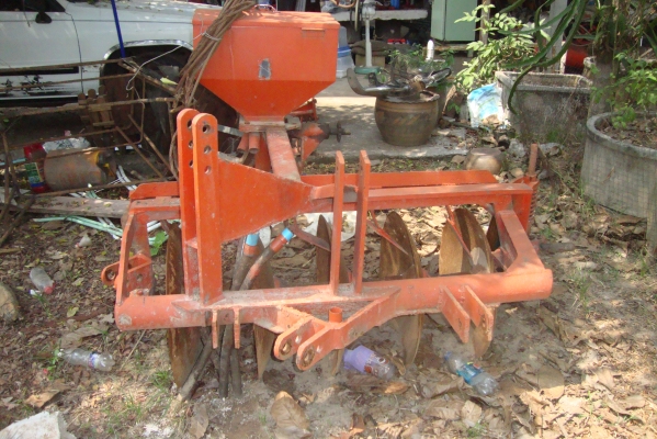 ขายผาน 5 ใบผานใหม่ พร้อมเครื่องหว่าน เมล็ดพืช หว่าน ข้าวแห้ง หว่านถั่ว เขียว ปอเทือง กั่วเหลือง ทานตะวัน ฯลฯ  ราคา  25,000 บาท  ดูได้ที่ เมือง กำแพงเพชร โทร 083 2129118