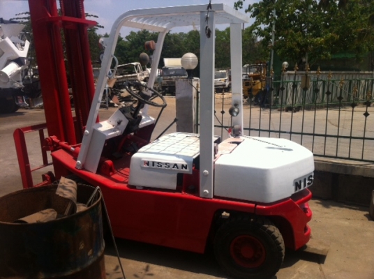 ขายรถฟอร์คลิฟต์  NISSAN  เบนซิน   2  ตัน