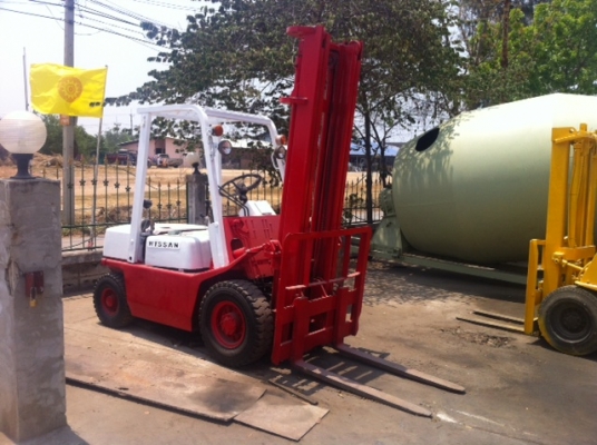 ขายรถฟอร์คลิฟต์  NISSAN  เบนซิน   2  ตัน