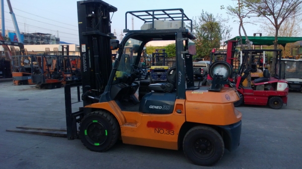 รถยกโตโยต้ารุ่น 7 น้ำหนักยก 3.5 ตัน เสาสูง 6 เมตร เกียร์ออโต้ เครื่องเบนซินติดแก๊ส ช.ม.ทำงาน 3,900 ช.ม.