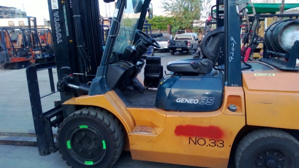 รถยกโตโยต้ารุ่น 7 น้ำหนักยก 3.5 ตัน เสาสูง 6 เมตร เกียร์ออโต้ เครื่องเบนซินติดแก๊ส ช.ม.ทำงาน 3,900 ช.ม.