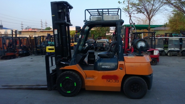 รถยกโตโยต้ารุ่น 7 น้ำหนักยก 3.5 ตัน เสาสูง 6 เมตร เกียร์ออโต้ เครื่องเบนซินติดแก๊ส ช.ม.ทำงาน 3,900 ช.ม.