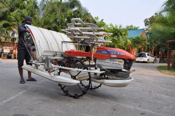 ขายรถดำนาเดินตามKUBOTA SP4 สภาพสวยจัด นำเข้าญี่ปุ่นยังไม่เคยใช้ในไทย 42,000บาท!!