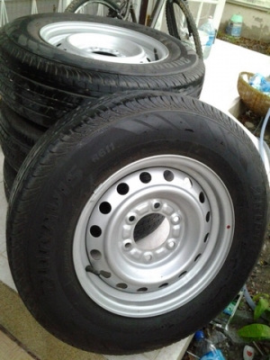 ขายล้อพร้อมยาง215/70 ขอบ 15 ป้ายแดงถูกๆครับ