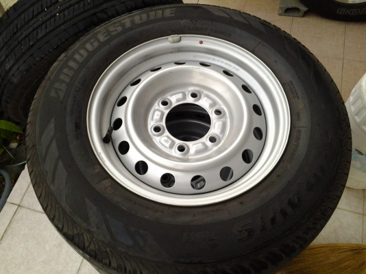 ขายล้อพร้อมยาง215/70 ขอบ 15 ป้ายแดงถูกๆครับ