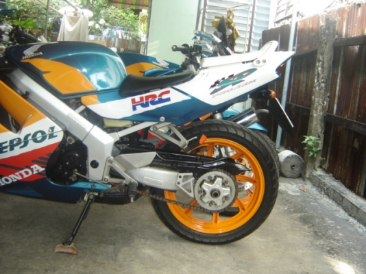 ขายด่วน NSR 150 SP PROARM 100\%  สวยมาก ทำสีใหม่ทั้งคัน 37000 บาท มีสี แดงขาว และ สีเขียวส้ม ครับ สินค้า มีจำนวน จำกัด