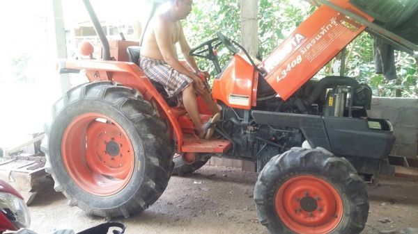 KUBOTA L3408 อุปกรณ์3ชิ้น เล่มทะเบียนพร้อม อุปกรณ์3ชิ้น รถสวยๆพร้อมใช้งาน ราคาต่อรองได้ สนใจติดต่อ 0872976734