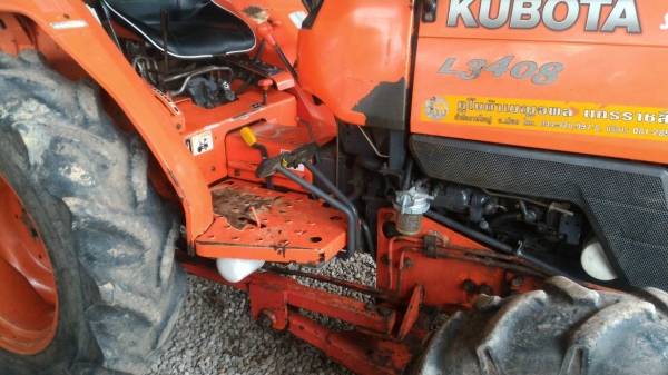 ขายรถไถ KUBOTA L3408 2เพลา 34 แรงม้า แถมอุปกรณ์ 2 ชิ้น ดันหน้าและผานหลัง ทะเบียนพร้อมโอน พร้อมใช้งานได้เลย ราคา 200,000 มีรถขนส่งบริการขนส่งทั่วไทย สามย่านแทรคเตอร์ อ.แกลง จ.ระยอง 0818618678,0899347475 https://www.facebook.com/DC-Tractor-Rayong-3071545327