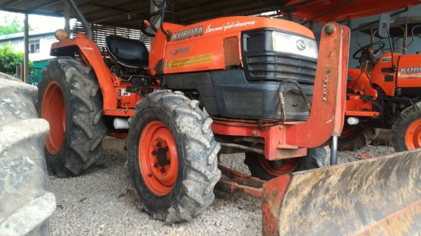 ขายรถไถ KUBOTA L3408 2เพลา 34 แรงม้า แถมอุปกรณ์ 2 ชิ้น ดันหน้าและผานหลัง ทะเบียนพร้อมโอน พร้อมใช้งานได้เลย ราคา 200,000 มีรถขนส่งบริการขนส่งทั่วไทย สามย่านแทรคเตอร์ อ.แกลง จ.ระยอง 0818618678,0899347475 https://www.facebook.com/DC-Tractor-Rayong-3071545327