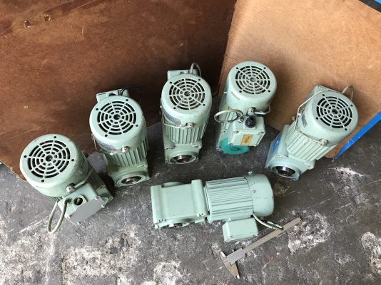 ขายมอเตอร์เกียร์ Hypoid motor Tsubaki made in Japan 0.2KW 380V อัตราทด 1:40 มีระบบเบรคในตัว รุ่นสวมเพลา ใช้งานได้หลายแบบ สภาพสวย หมุนนิ่มเดิมๆ พร้อมใช้งาน ราคาตัวละ 2,800 บาท มี 6 ตัวครับ