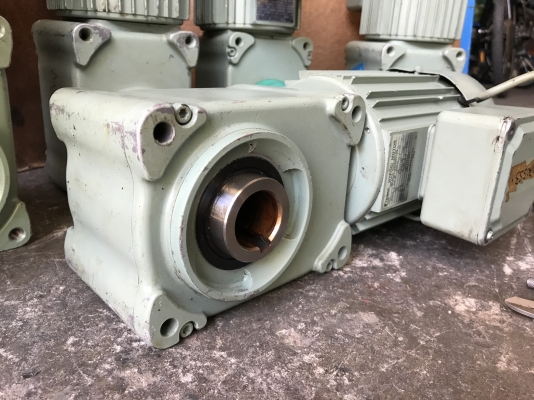 ขายมอเตอร์เกียร์ Hypoid motor Tsubaki made in Japan 0.2KW 380V อัตราทด 1:40 มีระบบเบรคในตัว รุ่นสวมเพลา ใช้งานได้หลายแบบ สภาพสวย หมุนนิ่มเดิมๆ พร้อมใช้งาน ราคาตัวละ 2,800 บาท มี 6 ตัวครับ