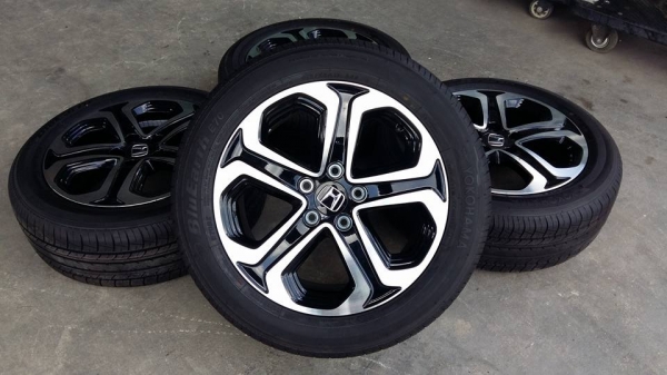 ขายล้อแม็กป้ายแดง hrv 17&quot; ยางปี17  สนใจติดต่อร้าน ก.เจริญการยางครับ 081-3747940