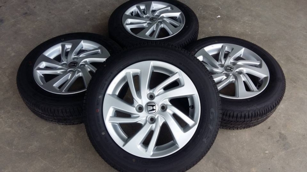 ขายล้อแม็กป้ายแดง jazz 15&quot; ยางปี17 สนใจติดต่อร้าน ก.เจริญการยางครับ 081-3747940
