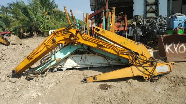 ขายอาร์ม รถขุด 5ตัน ขุดล่ะ 35,000 บาท แยกชิ้นขาย อาร์ม 15,000  บาท /สามเหลี่ยม 15,000 บาท /ท่อนกลาง 15,000 บาท ราคาต่อลองได้ สนใจติดต่อ 0818833166