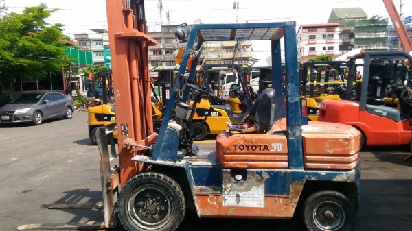 รถยกโตโยต้ารุ่น5 ยก 3 ตัน เสาสูง 4 เมตร เครื่องดีเซล เกียร์ธรรมดา