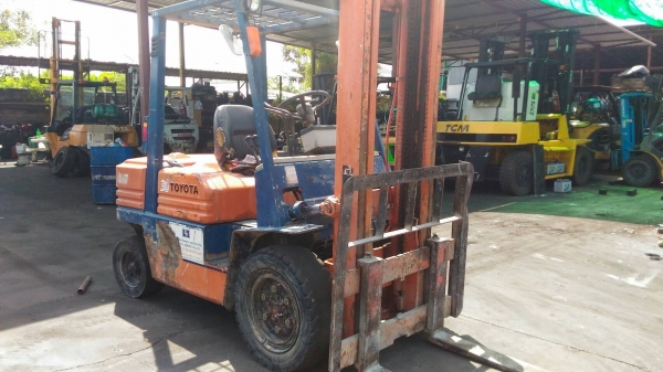 รถยกโตโยต้ารุ่น5 ยก 3 ตัน เสาสูง 4 เมตร เครื่องดีเซล เกียร์ธรรมดา