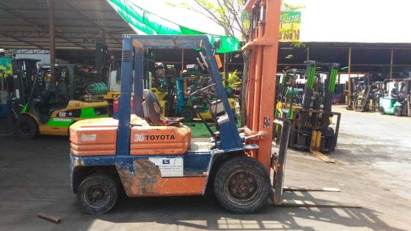 รถยกโตโยต้ารุ่น5 ยก 3 ตัน เสาสูง 4 เมตร เครื่องดีเซล เกียร์ธรรมดา