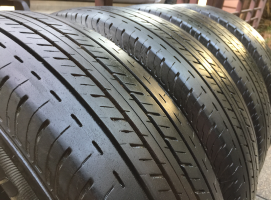 ยาง Bridgestone 205 70 15 กลางปี16 ดอกเต็ม ไม่มีปะ ราคาไม่แพง
