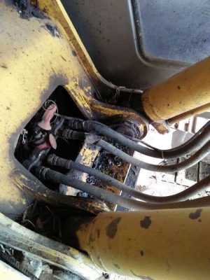 ขาย 650,000 KOBELCO sk 200-3 เก๋งเทา เล่มทะเบียน เครื่องดี  ปั้มแรง เอวดี ช่าวล่างดี รถพร้อมใช้ รถอยู่ นครปฐม 090-772-3710 090-772-3708