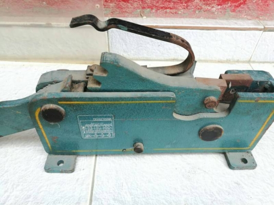 1900 บ. กทม.ส่งฟรี083-2000058 LINE ID: line83293 เครื่องตัดเหล็กของใหม่แบบกรรไกรโยกมีดหนา สำหรับตัดเหล็กขนาดใหญ่ๆได้สบาย ตัดเหล็กเหลี่ยมได้หนาถึง24  mm.