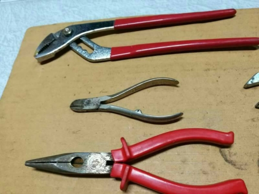 500 บ.ส่งฟรี083-2000058 LINE ID: line83293 D 2 ชุดเครื่องมือช่างเครื่องมือทำงานกรรไกรตัดแต่ง 10 ชิ้น - คีมคอม้าปากขยาย - คีมตัด - คีมปากแหลม - กรรไกรตัดแต่ง - คีมเอนกประสงค์ - กรรไกรปากนกแก้ว - ประแจL - ประแจปากตาย 4 อัน  - ที่เชื่อมรีดโลหะ