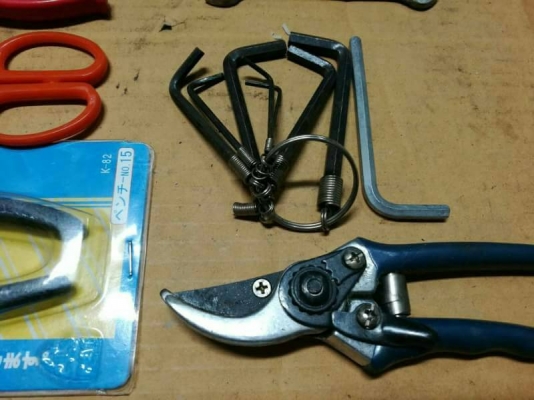 500 บ.ส่งฟรี083-2000058 LINE ID: line83293 D 2 ชุดเครื่องมือช่างเครื่องมือทำงานกรรไกรตัดแต่ง 10 ชิ้น - คีมคอม้าปากขยาย - คีมตัด - คีมปากแหลม - กรรไกรตัดแต่ง - คีมเอนกประสงค์ - กรรไกรปากนกแก้ว - ประแจL - ประแจปากตาย 4 อัน  - ที่เชื่อมรีดโลหะ