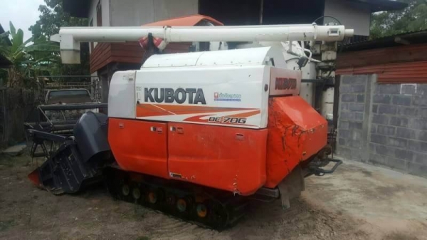 รถเกี่ยวข้าว 535,000 บาท KUBOTA DC70G อุ้ม 1,400 ชั่วโมง สภาพพร้อมใช้ เอกสาเล่มทะเบียน  รถอยู่ จ.ร้อยเอ็ด โทร&amp;ไอดีไลน์ 0610710295