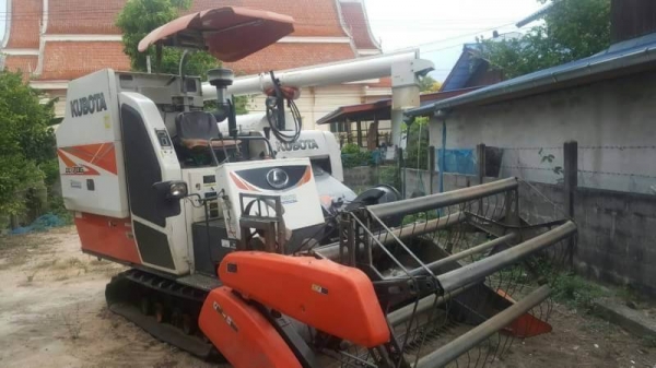 รถเกี่ยวข้าว 535,000 บาท KUBOTA DC70G อุ้ม 1,400 ชั่วโมง สภาพพร้อมใช้ เอกสาเล่มทะเบียน  รถอยู่ จ.ร้อยเอ็ด โทร&amp;ไอดีไลน์ 0610710295