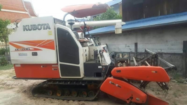 รถเกี่ยวข้าว 535,000 บาท KUBOTA DC70G อุ้ม 1,400 ชั่วโมง สภาพพร้อมใช้ เอกสาเล่มทะเบียน  รถอยู่ จ.ร้อยเอ็ด โทร&amp;ไอดีไลน์ 0610710295