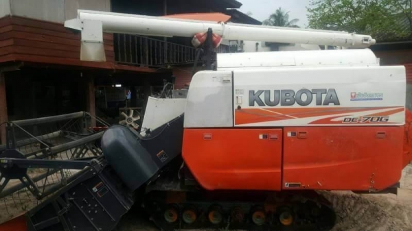 รถเกี่ยวข้าว 535,000 บาท KUBOTA DC70G อุ้ม 1,400 ชั่วโมง สภาพพร้อมใช้ เอกสาเล่มทะเบียน  รถอยู่ จ.ร้อยเอ็ด โทร&amp;ไอดีไลน์ 0610710295