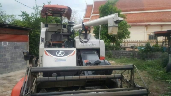 รถเกี่ยวข้าว 535,000 บาท KUBOTA DC70G อุ้ม 1,400 ชั่วโมง สภาพพร้อมใช้ เอกสาเล่มทะเบียน  รถอยู่ จ.ร้อยเอ็ด โทร&amp;ไอดีไลน์ 0610710295