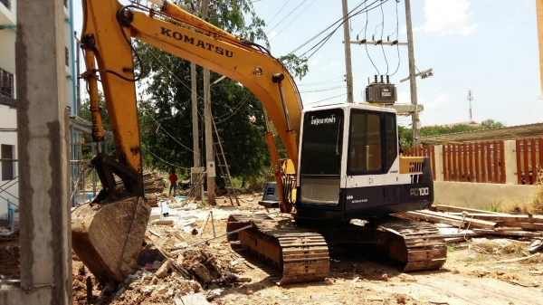 ขายครับ Komatsu PC100-5 สภาพพร้อมใช้งาน ช่วงล่างเต็ม ไฟฟ้าครบ แอร์เย็น เอกสารสัญญาซื้อขาย ราคา 590,000 สนใจติดต่อ 0935604445