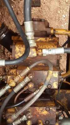 ขายครับ Komatsu PC100-5 สภาพพร้อมใช้งาน ช่วงล่างเต็ม ไฟฟ้าครบ แอร์เย็น เอกสารสัญญาซื้อขาย ราคา 590,000 สนใจติดต่อ 0935604445