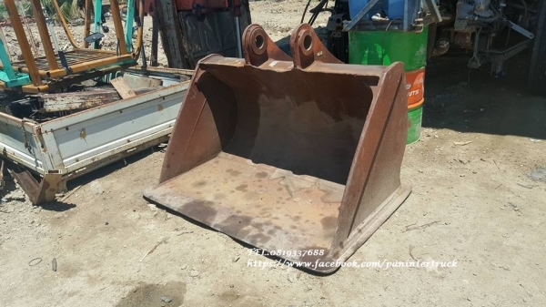 BUCKET บุ๊งกี๋ตักหิน ,ตักทราย สำหรับรถขุดไซค์200 ,220 /สลัก 80 มิล/ แบบธรรมดา  / ปากกว้าง : 1 เมตร 45 เซนติเมตร / ราคาเพียง(ใบละ) 18,000 บาท สนใจรีบติดต่อ 0819337688