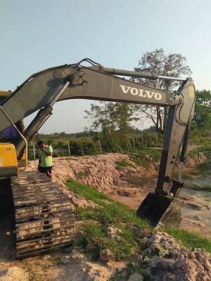 ขายvolvo 210 พร้อมใช้งาน รถอยู่สกลนคร ทะเบียนพร้อมโอน 850,000 บาทสนใจติดต่อ 0895770265