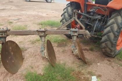 ขาย 365,000 รถไถ KUBOTA M6040 ปี 56 ฝาครอบเครื่องมีบุบ เอกสารเล่มทะเบียนเต็ม อุปกรณ์มีใบดันหน้า และผาน 3  รถอยู่ จ.อุดรธานี โทร&amp;ไอดีไลน์ 0610710295