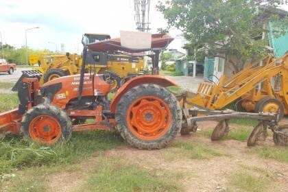 ขาย 365,000 รถไถ KUBOTA M6040 ปี 56 ฝาครอบเครื่องมีบุบ เอกสารเล่มทะเบียนเต็ม อุปกรณ์มีใบดันหน้า และผาน 3  รถอยู่ จ.อุดรธานี โทร&amp;ไอดีไลน์ 0610710295