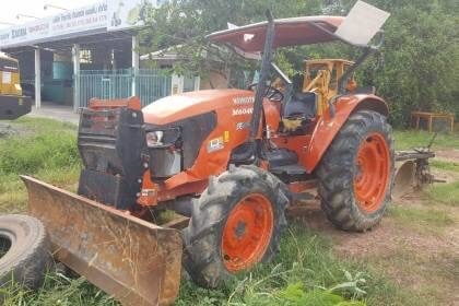 ขาย 365,000 รถไถ KUBOTA M6040 ปี 56 ฝาครอบเครื่องมีบุบ เอกสารเล่มทะเบียนเต็ม อุปกรณ์มีใบดันหน้า และผาน 3  รถอยู่ จ.อุดรธานี โทร&amp;ไอดีไลน์ 0610710295
