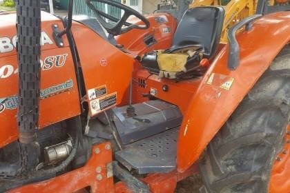 ขาย 365,000 รถไถ KUBOTA M6040 ปี 56 ฝาครอบเครื่องมีบุบ เอกสารเล่มทะเบียนเต็ม อุปกรณ์มีใบดันหน้า และผาน 3  รถอยู่ จ.อุดรธานี โทร&amp;ไอดีไลน์ 0610710295