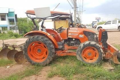 ขาย 365,000 รถไถ KUBOTA M6040 ปี 56 ฝาครอบเครื่องมีบุบ เอกสารเล่มทะเบียนเต็ม อุปกรณ์มีใบดันหน้า และผาน 3  รถอยู่ จ.อุดรธานี โทร&amp;ไอดีไลน์ 0610710295