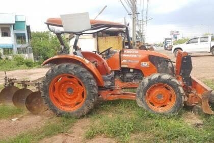 ขาย 365,000 รถไถ KUBOTA M6040 ปี 56 ฝาครอบเครื่องมีบุบ เอกสารเล่มทะเบียนเต็ม อุปกรณ์มีใบดันหน้า และผาน 3  รถอยู่ จ.อุดรธานี  โทร 098-1862844 อ๊อฟ 101 ไอดีไลน์ ja5657