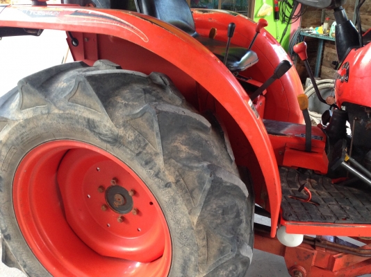 รถไถ 36 แรงปี  53 อุปกร 3 อย่าง   ซ. ม  2000   นิด ฯฯ มือเดียวป้ายแดง  ราคาเบาฯฯ  285000   บาท  วันทูคอล 098 668-3479 dtac 094 283-9369 สิทธิ์ คัล