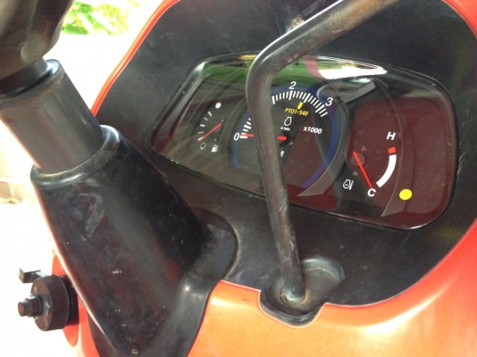 รถไถ 36 แรงปี  53 อุปกร 3 อย่าง   ซ. ม  2000   นิด ฯฯ มือเดียวป้ายแดง  ราคาเบาฯฯ  285000   บาท  วันทูคอล 098 668-3479 dtac 094 283-9369 สิทธิ์ คัล