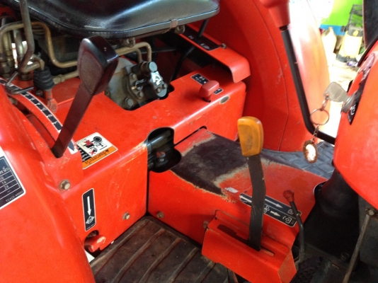 รถไถ 36 แรงปี  53 อุปกร 3 อย่าง   ซ. ม  2000   นิด ฯฯ มือเดียวป้ายแดง  ราคาเบาฯฯ  285000   บาท  วันทูคอล 098 668-3479 dtac 094 283-9369 สิทธิ์ คัล