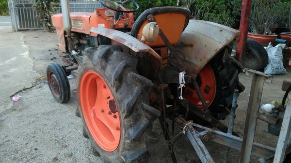 รถไถคูโบต้านั้งขับรุ่นL2000สภาพดีซื้อไปใช้งานใด้เลยคับ