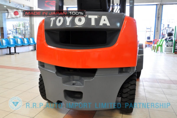 รถโฟล์คลิฟท์พร้อมขาย TOYOTA รุ่น 8FD25-31964 นำเข้าจากประเทศญี่ปุ่น 100\% ไม่เคยใช้งานในไทย